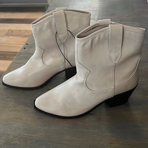 *NEW* White-creamish boots. Faux leather. Size 8.